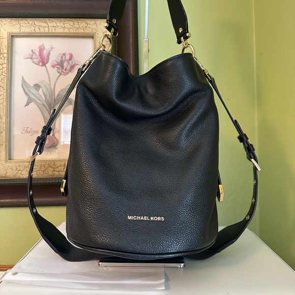 ⭐️ MICHAEL KORS ⭐️ BROKE MEDIUM PEBBLED LEATHER BUCKET BLACK WITH GOLD ⭐️ - Picture 3 of 11